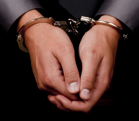 河南漯河一纹身男脚踢志愿者头部，双方到底是因何发生争执的？