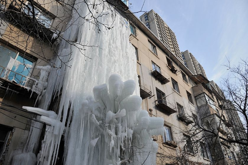 辽宁一楼房漏水导致楼道被冰封变冰帘洞,导致漏水的原因是什么?