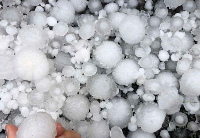 大连遭冰雹突袭如鸡蛋大小，多辆私家车玻璃被击穿，保险公司对此是否理赔？