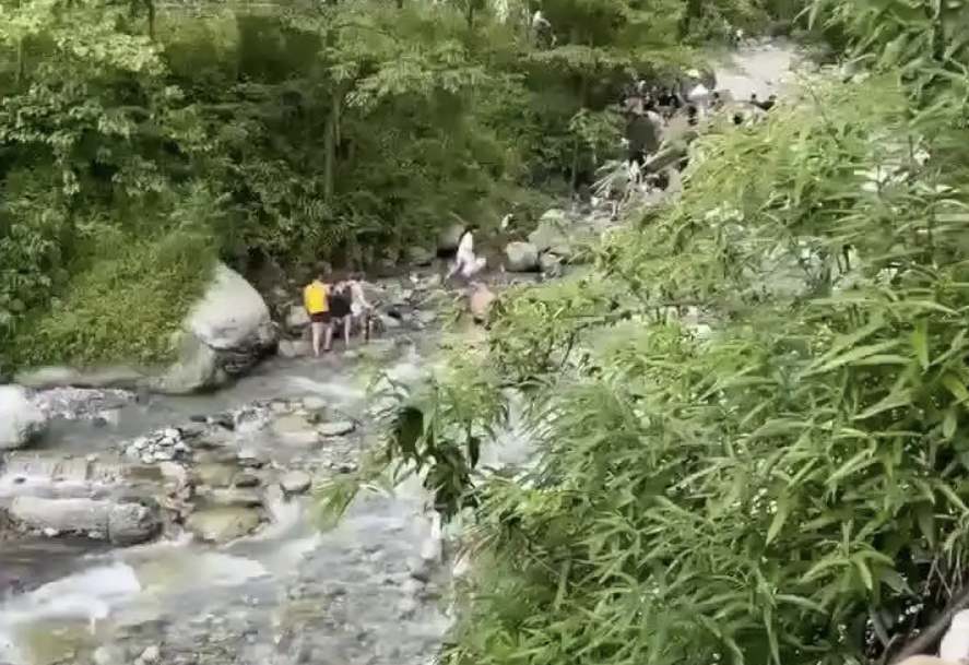 致7死山洪：有人慢悠悠收拾被冲走！为何这些人危险来临却浑然不知？