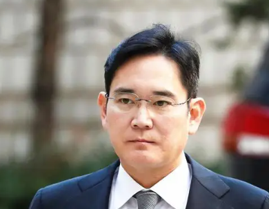 三星掌门李在镕贿赂300亿韩元被捕入狱，为何美国也出面解围？