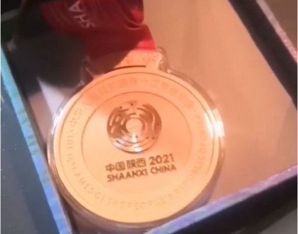 你如何看待西安司机捡到全运会金牌误以为月饼这件事?