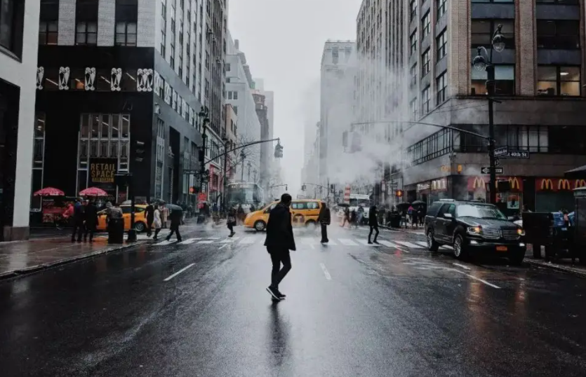 郑州富士康有员工为八千奖金坚持打卡，成年人的无奈与辛酸，你有哪些了解？