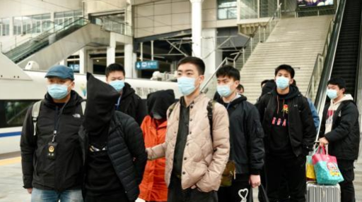 上海警方在福建一处花园地底挖出160万元现金，谁将这么多现金深埋地底？