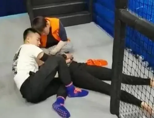 南京一女子连跳多张蹦床致骨折,该项目存在哪些安全隐情?