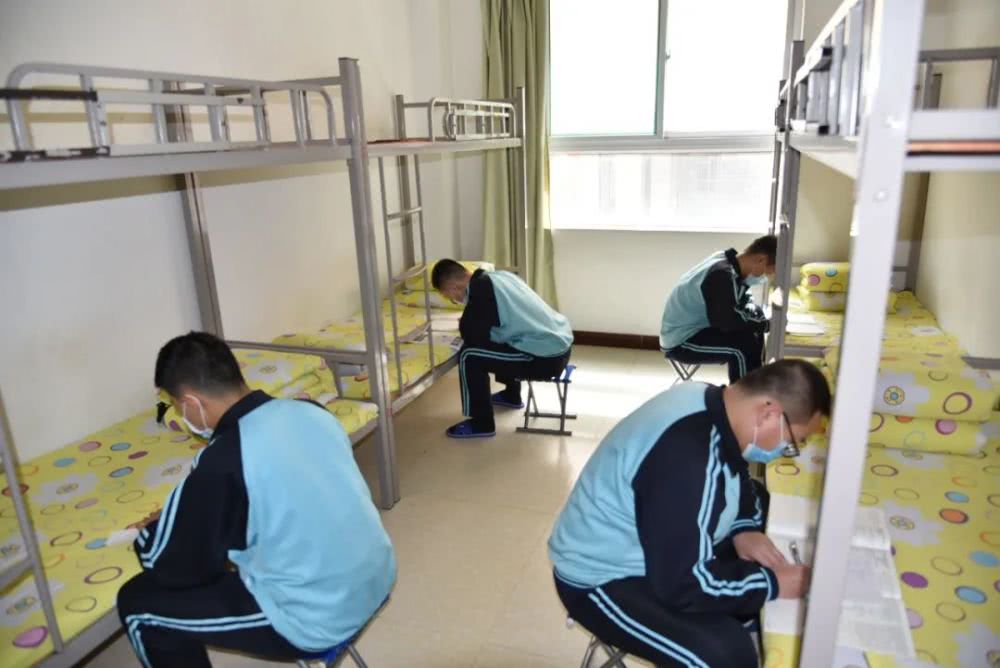 北京2所学校采取封闭管理，这背后的原因是什么？