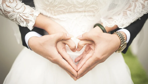 四川一对情侣员工上班秀恩爱被老板罚结婚，你如何看待老板的这一行为？