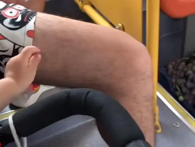 成都男子坐地铁被陌生小男孩拔腿毛玩，这名男子为何一动不动？