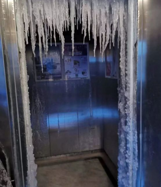 辽宁一楼房漏水导致楼道被冰封变冰帘洞,导致漏水的原因是什么?