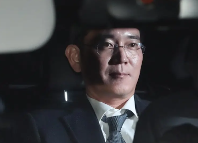 三星掌门李在镕贿赂300亿韩元被捕入狱，为何美国也出面解围？
