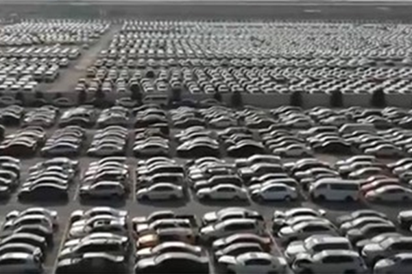 迪拜汽车坟场，豪车堆积如山，为何迪拜打工人不去捡？