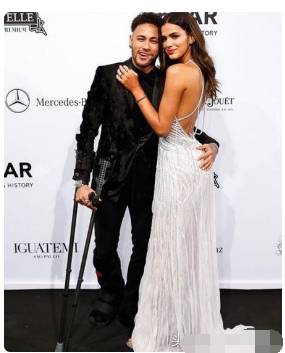 内马尔女友因何落泪呢?