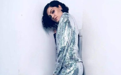 英国歌手结石姐JessieJ感染新冠，她此前还遭遇过哪些挫折？