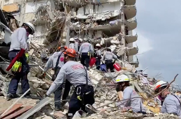 美国倒塌公寓救援现场，大楼仍在冒烟，遭遇事故的居民妥善安置了吗？