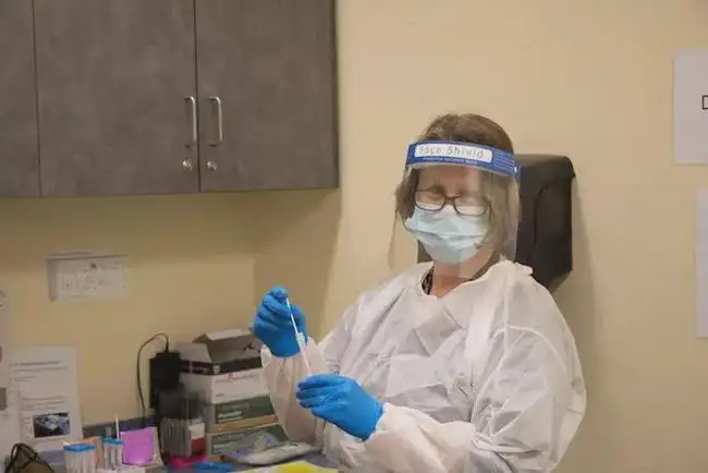 穿上雨披变装仍被发现,保姆“变装”代雇主做核酸,代做核酸问题怎么解决?