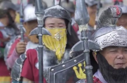 63位袖珍人在景区表演谋生，他们每天的工作内容是什么？