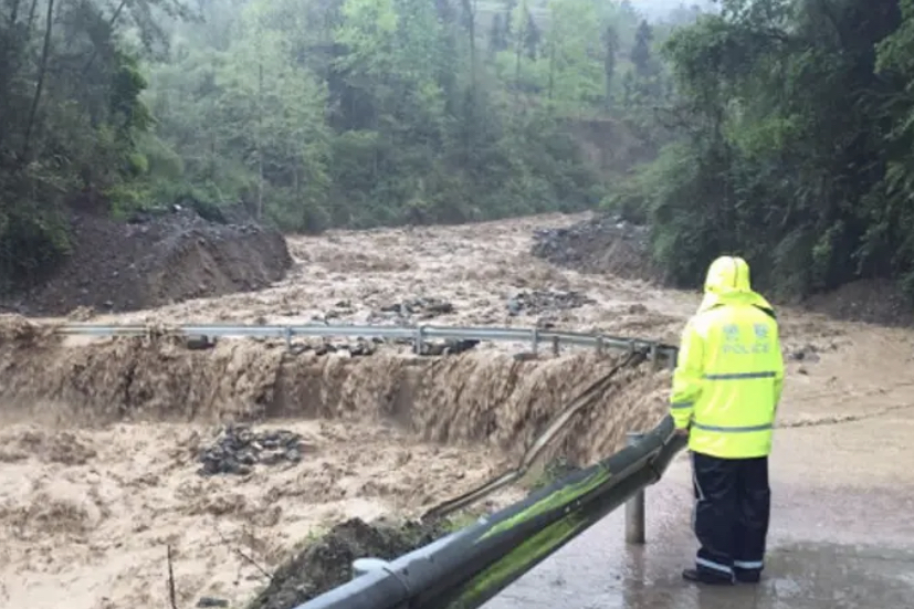 致7死山洪：有人慢悠悠收拾被冲走！为何这些人危险来临却浑然不知？
