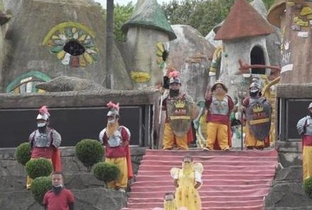 63位袖珍人在景区表演谋生,他们每天的工作内容是什么?