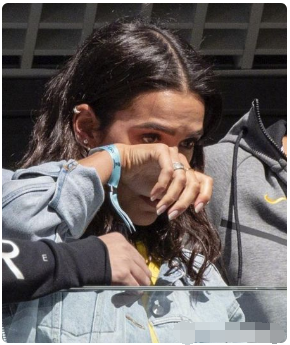 内马尔女友因何落泪呢?