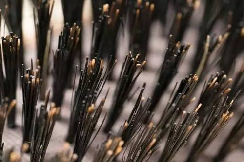 小伙裸眼在0.15毫米毛发上刻字,他是如何做到的?