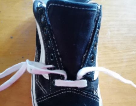 求exo六空鞋鞋带系法最好有图，要一直脚上面的！！！！