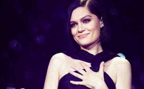 英国歌手结石姐JessieJ感染新冠，她此前还遭遇过哪些挫折？