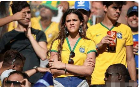 内马尔女友因何落泪呢?