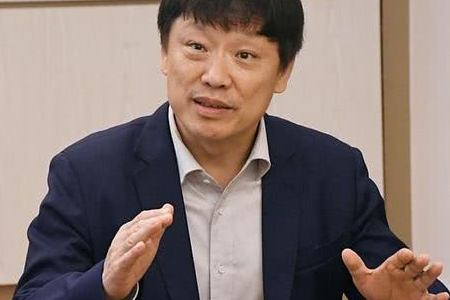 胡锡进点评教师因涉疫言论被行拘一事，他对此事的看法是什么？