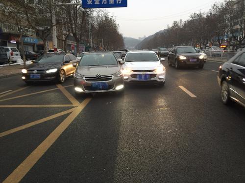 白岩松评豪车恶意别车事件,拘留者是否得到教训?