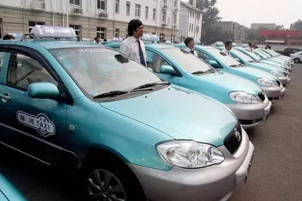 男子偷出租车拉活赚钱早上归还被行拘15日，如何评价该男子的行为？