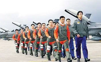 飞行员工资缩水70%仍不敢辞职，被困住航空人员该何去何从？