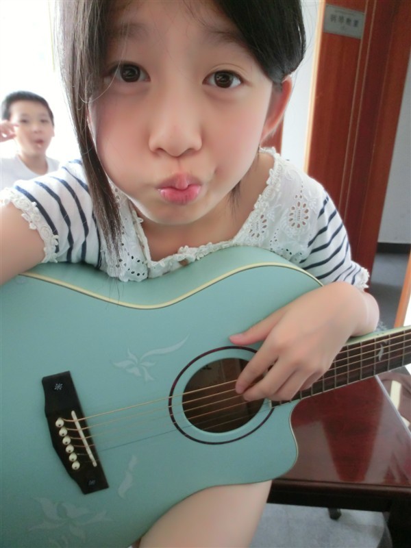 这个小女孩 网红叫什么名字？？？