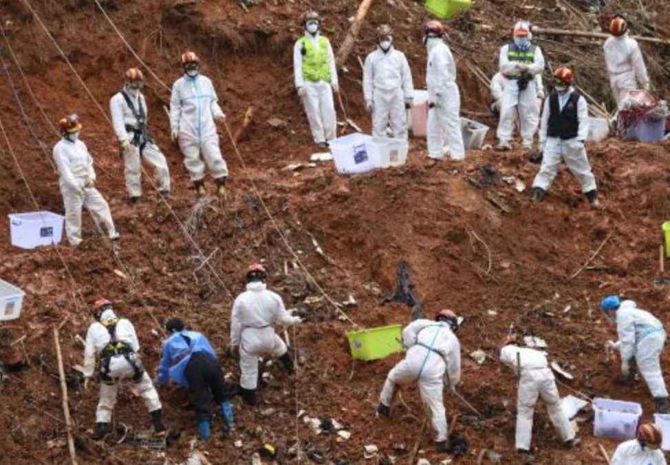 坠机平安扣纸片或为直播女孩所留，这个女孩是从事什么行业的？