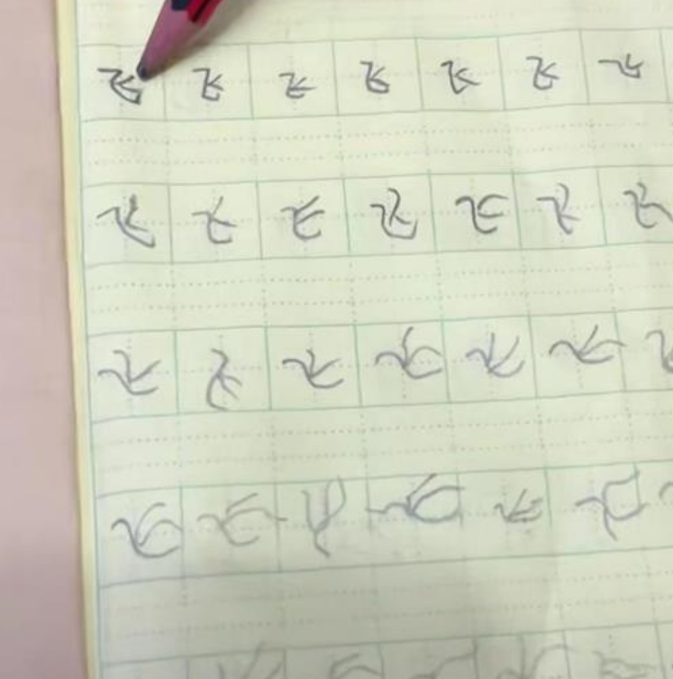 广西男子被儿子写的“象形文字”气得咆哮，怎样评价这个孩子的想象力？