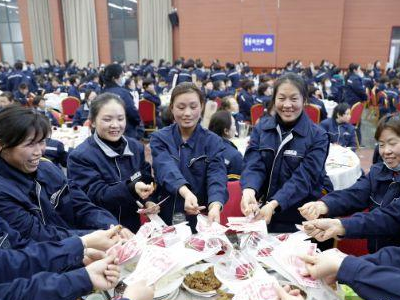 公司给女员工过节发百万现金，如何看待公司的做法？