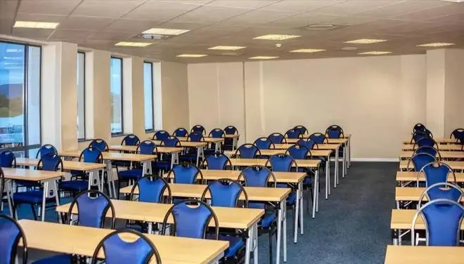 江西一家长花万元更换女儿全班桌椅!教育局回应!你觉得该点赞吗?