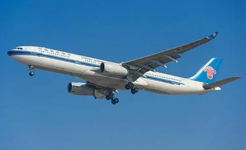 飞行员工资缩水70%仍不敢辞职,被困住航空人员该何去何从?