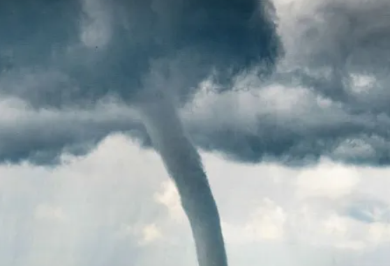 超近距离实拍:广州龙卷风摧毁电力设备火花四溅,龙卷风的威力有多大?