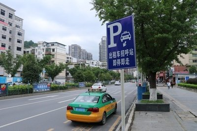 男子偷出租车拉活赚钱早上归还被行拘15日，如何评价该男子的行为？