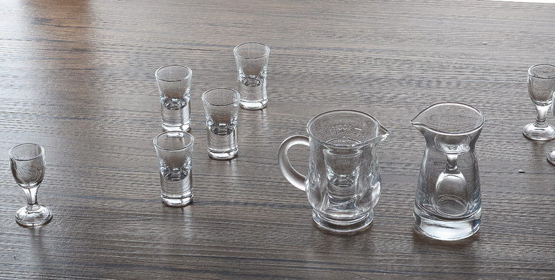 两个舀酒的勺子，分别能舀7两和11两酒，如何舀出2两酒?