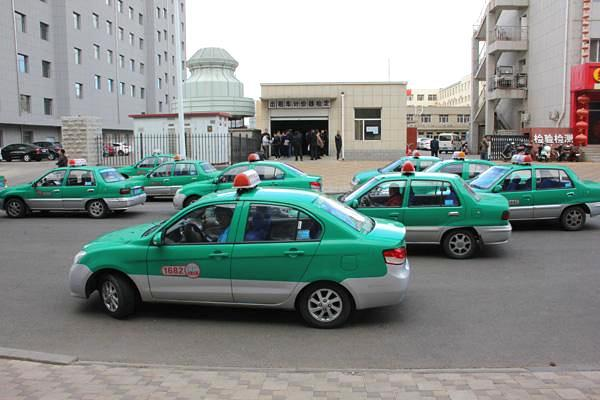 男子偷出租车拉活赚钱早上归还被行拘15日，如何评价该男子的行为？