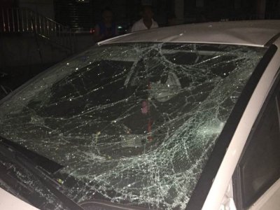 车窗结冰，哈尔滨一司机用“铁头功”强行开门，司机的举动有哪些危险性？