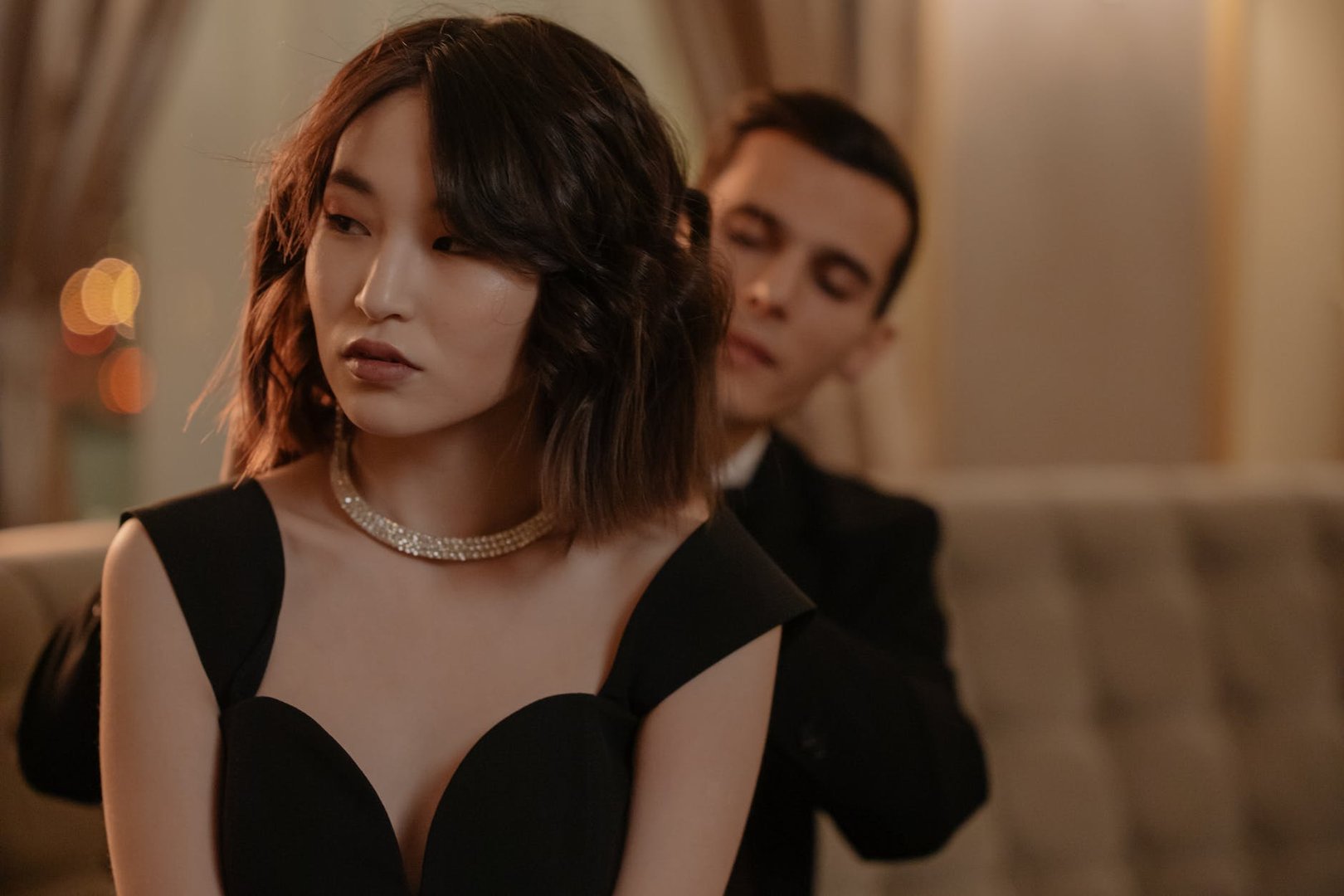 男朋友非常暴力，有时候甚至会打我，我是否应该赶紧跟他分手呢？