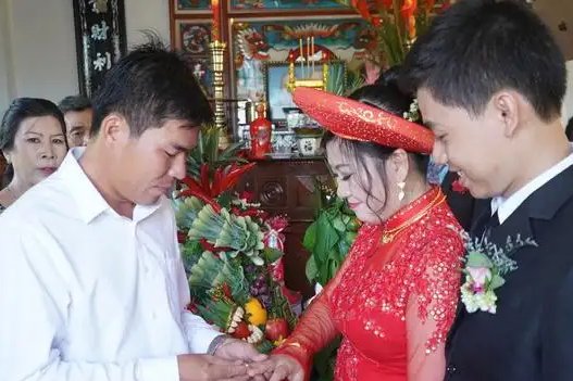 新郎因疫情隔离，妹妹替哥哥迎娶新娘，为什么不推迟举行呢？