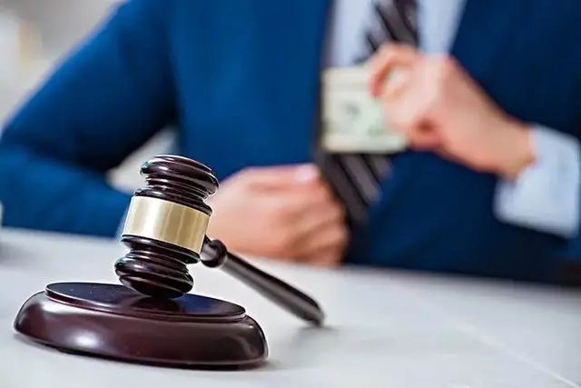 女子被12人轮流抽打，哭得很凄惨，施暴者会受到什么处罚？