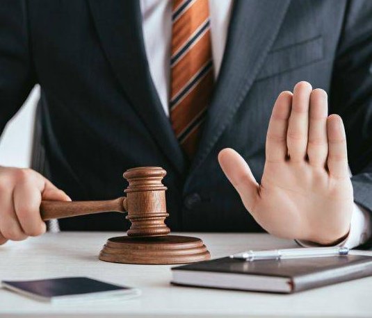 为了替母亲出气,保定两女子疯狂打砸超市,其行为在法律中如何定性?