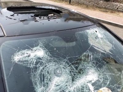 车窗结冰，哈尔滨一司机用“铁头功”强行开门，司机的举动有哪些危险性？