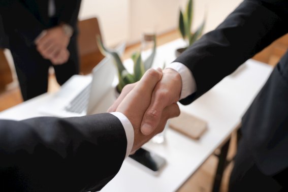 握手的时间应控制在( )秒以内