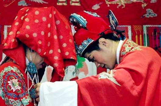 新郎因疫情隔离，妹妹替哥哥迎娶新娘，为什么不推迟举行呢？