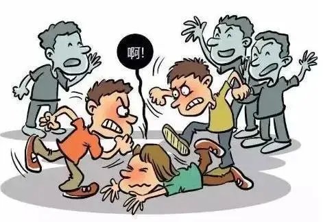 女子被12人轮流抽打，哭得很凄惨，施暴者会受到什么处罚？